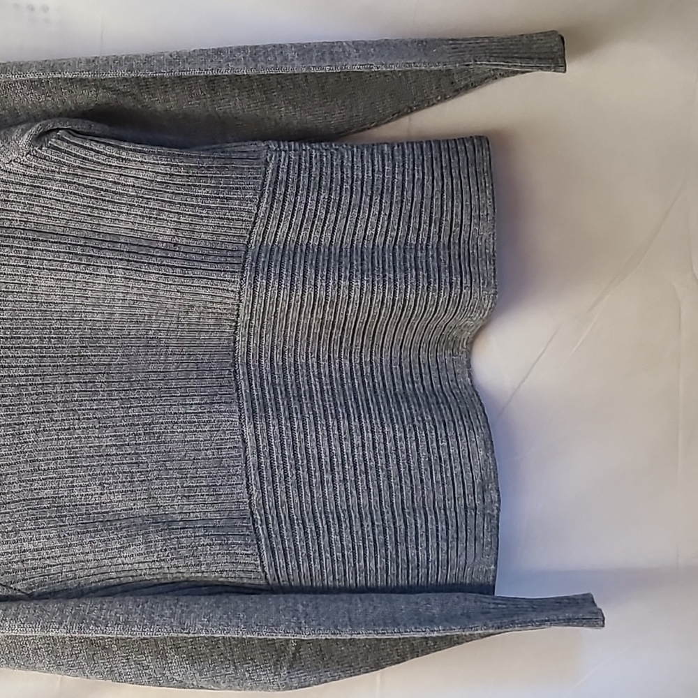 Basic H&M sweater - Picture 8 of 8